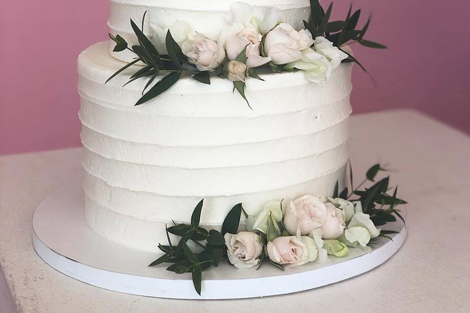 Elegante pastel de boda, rosas
