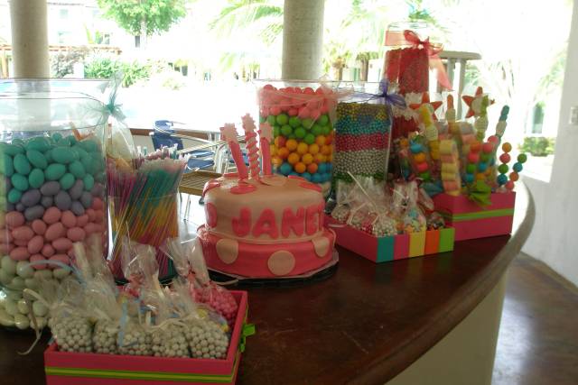 Mesa de dulces y pastel