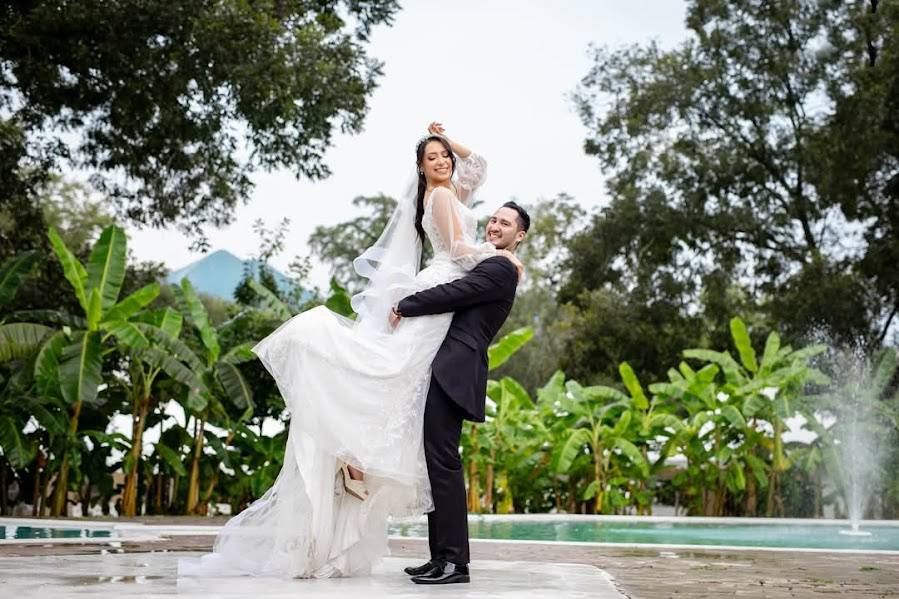 Novios por la alberca