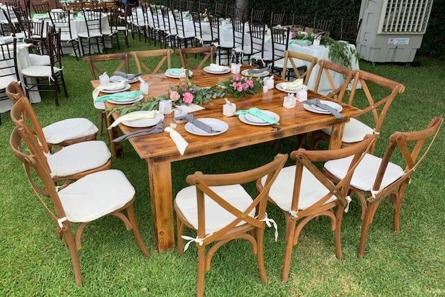 Mesa de madera y sillas crossb