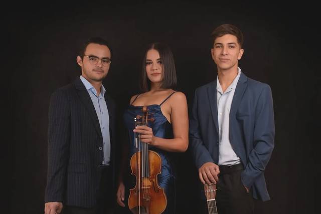 Trío con sus instrumentos