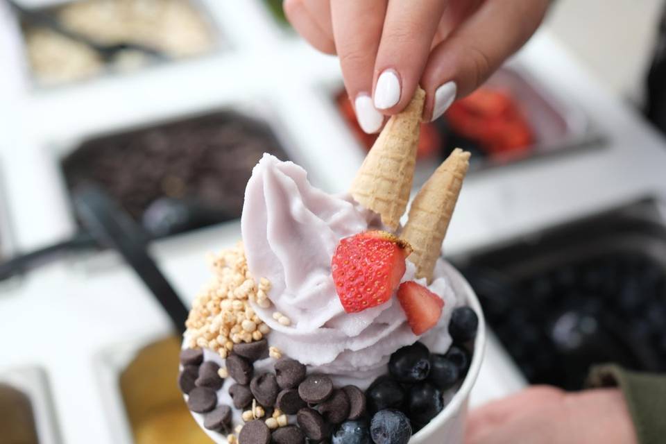 Helado con chocolate y galleta