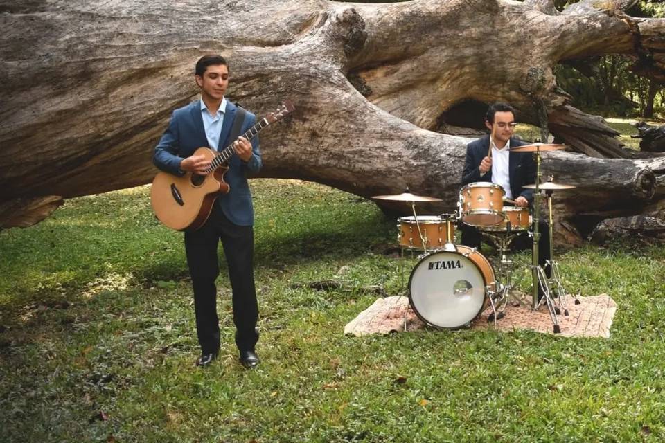 Tocando la batería y guitarra