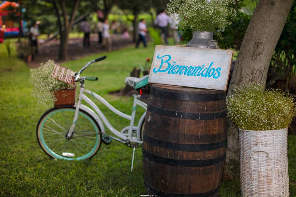 Letrero de bienvenida con una bici con flores