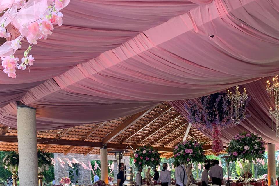 Mesa dorada con centro de flores