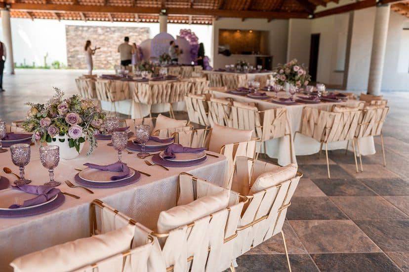 Mesas blancas decoradas con vajilla lila