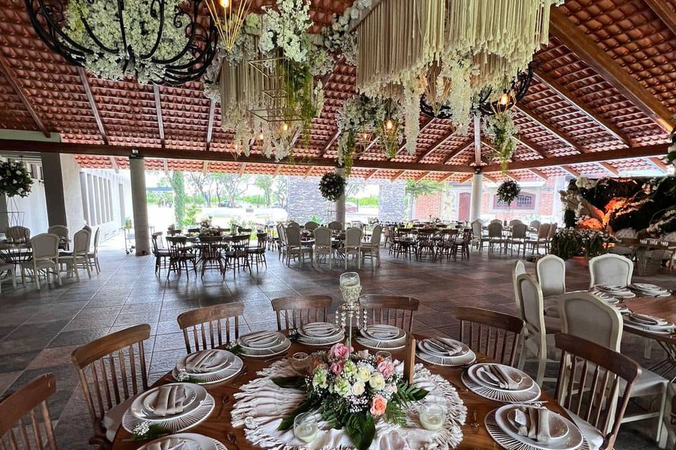 Terraza decorada con muchas flores