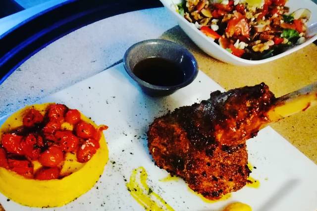 Pata de carne con guarnición