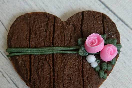 Galleta en forma de corazón acabado madera con flores