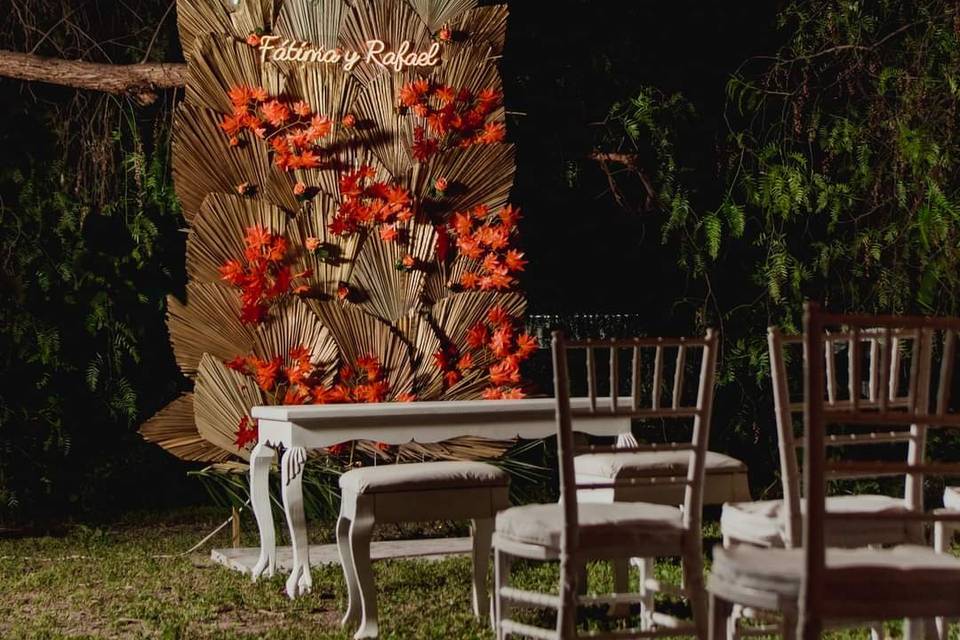 Sillas en el jardín de noche