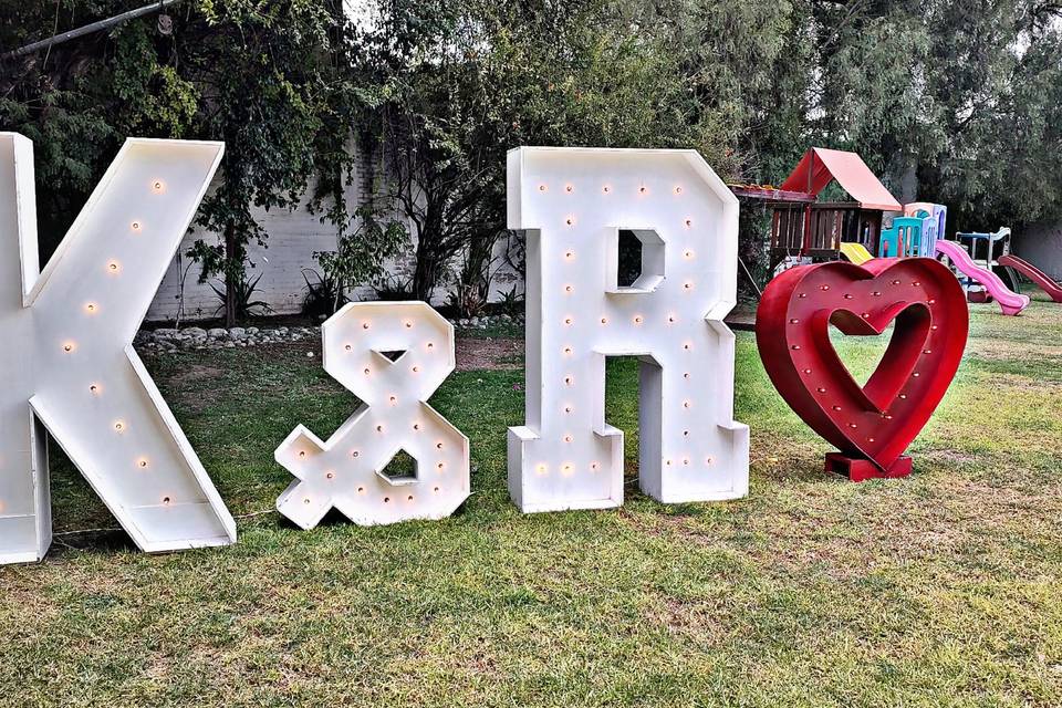 Letras gigantes blancas para eventos