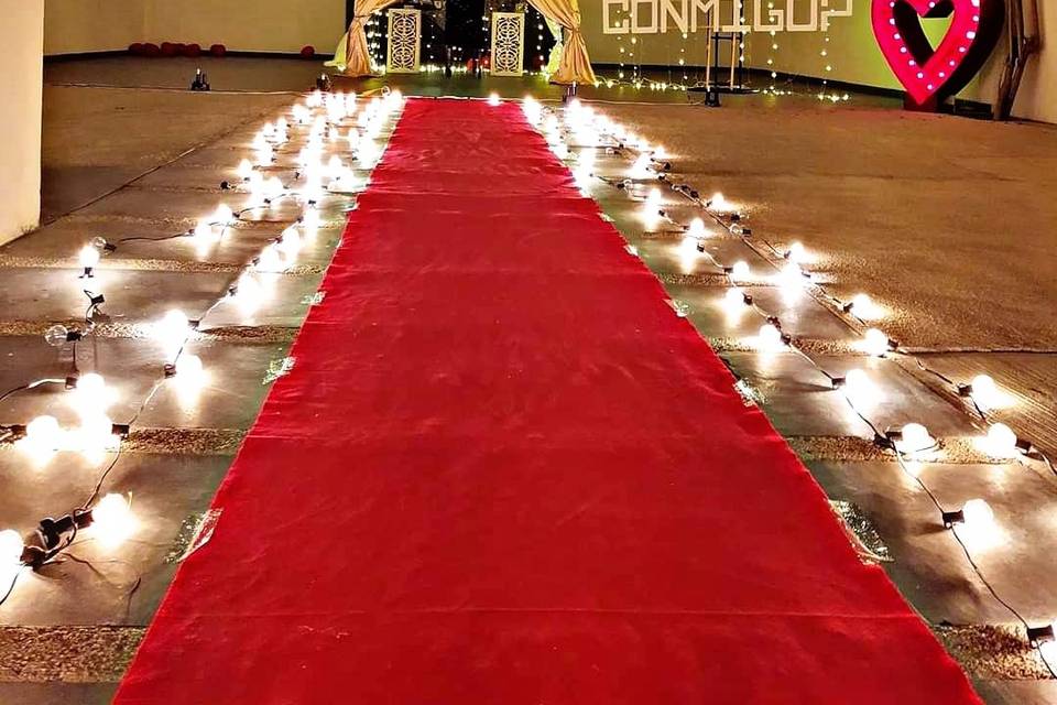 Alfombra roja con velas