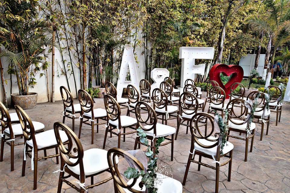 Sillas decoradas con flores