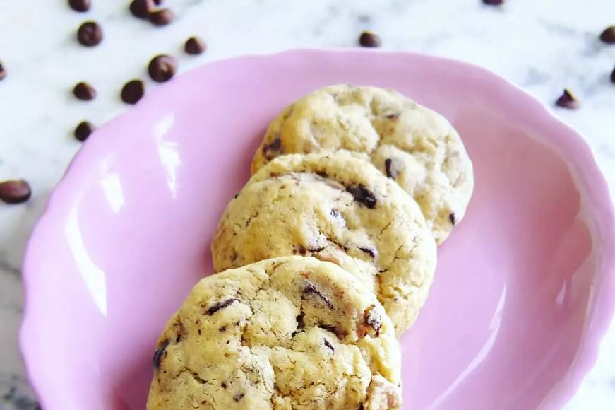 Tres galletas en un plato rosa