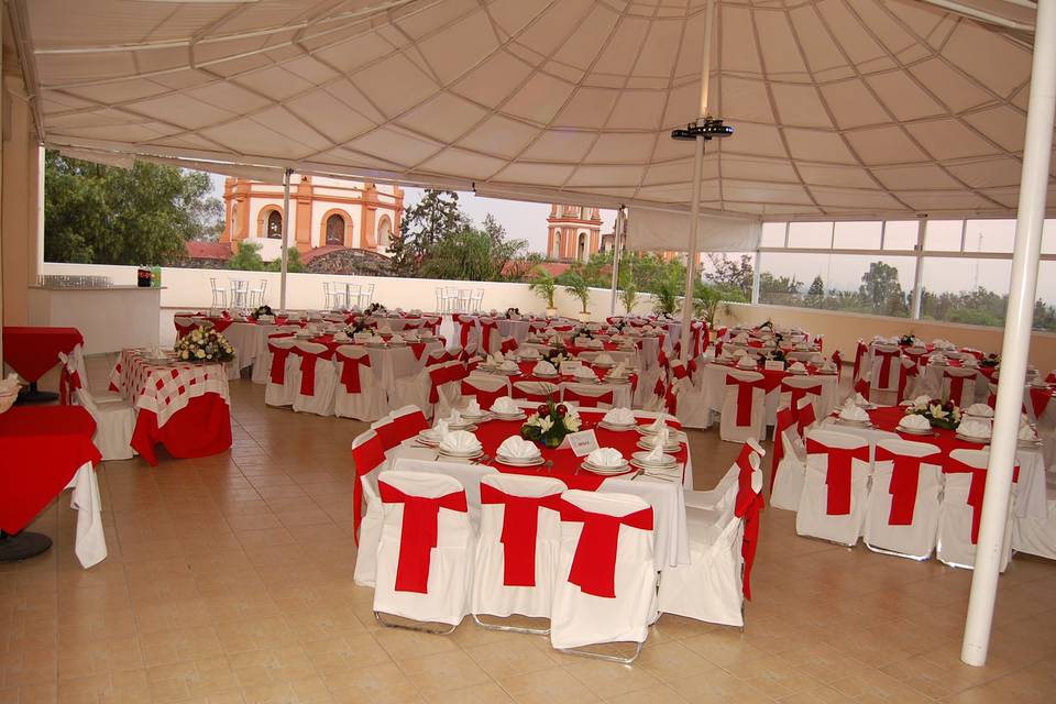 La terraza montada en color rojo.