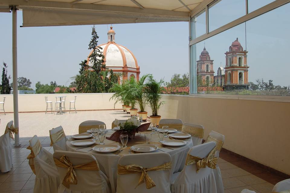 La terraza montada en color dorado