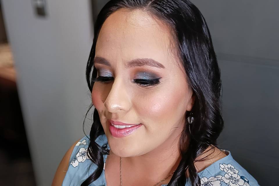 Maquillaje y peinado social