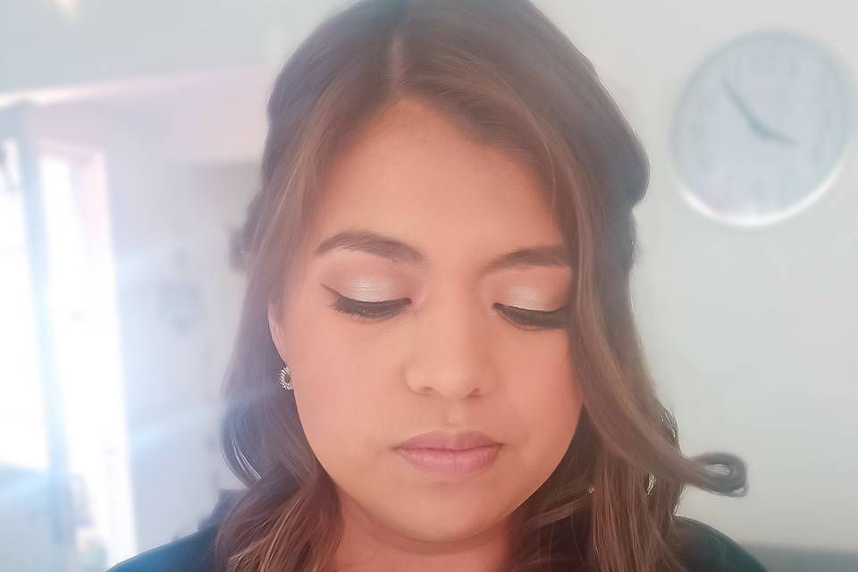 Maquillaje y peinado social