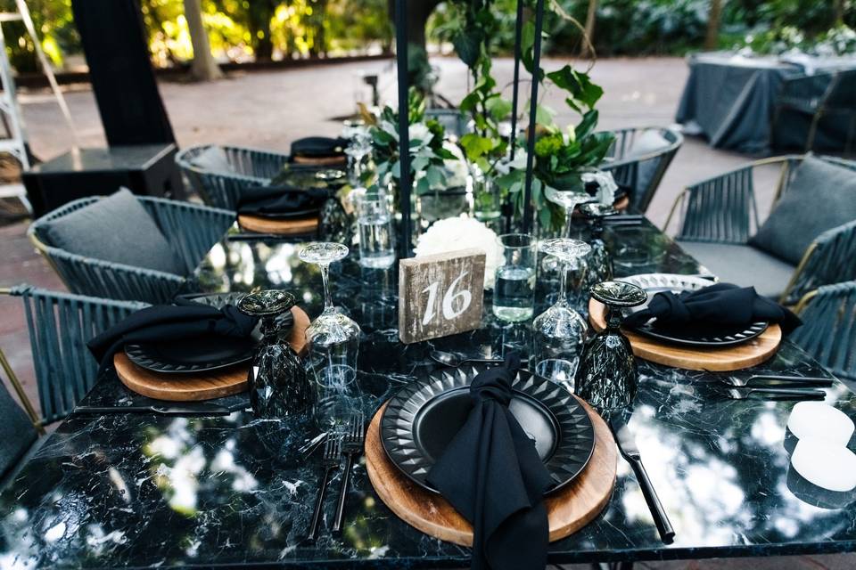 Montaje mesa de mármol negra