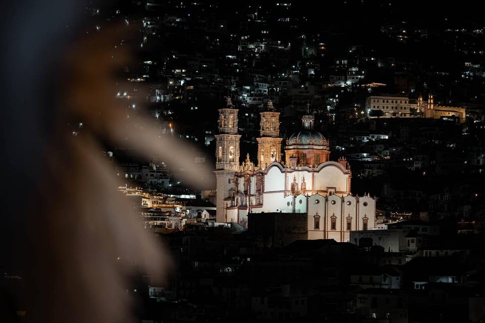 Iglesia iluminada de noche