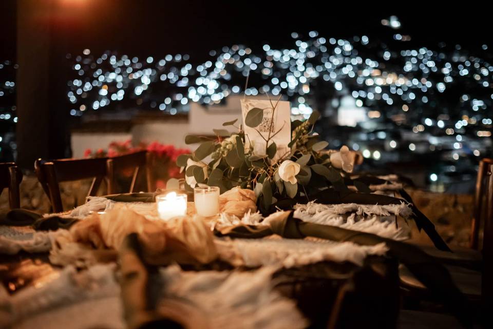 Mesa decorada con velas y rosas