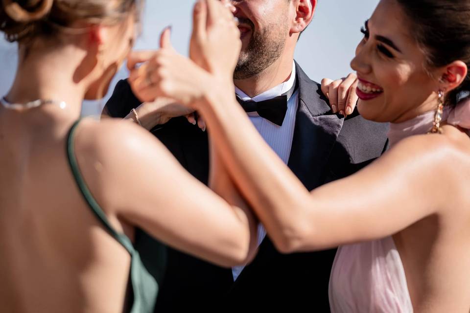 Mujer sonriendo junto a hombre en smoking