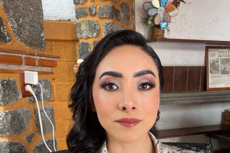 Maquillaje y peinado