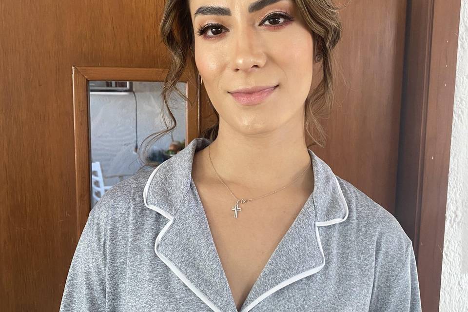Maquillaje y peinado