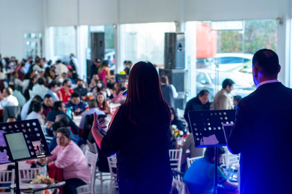 Cantando en un evento