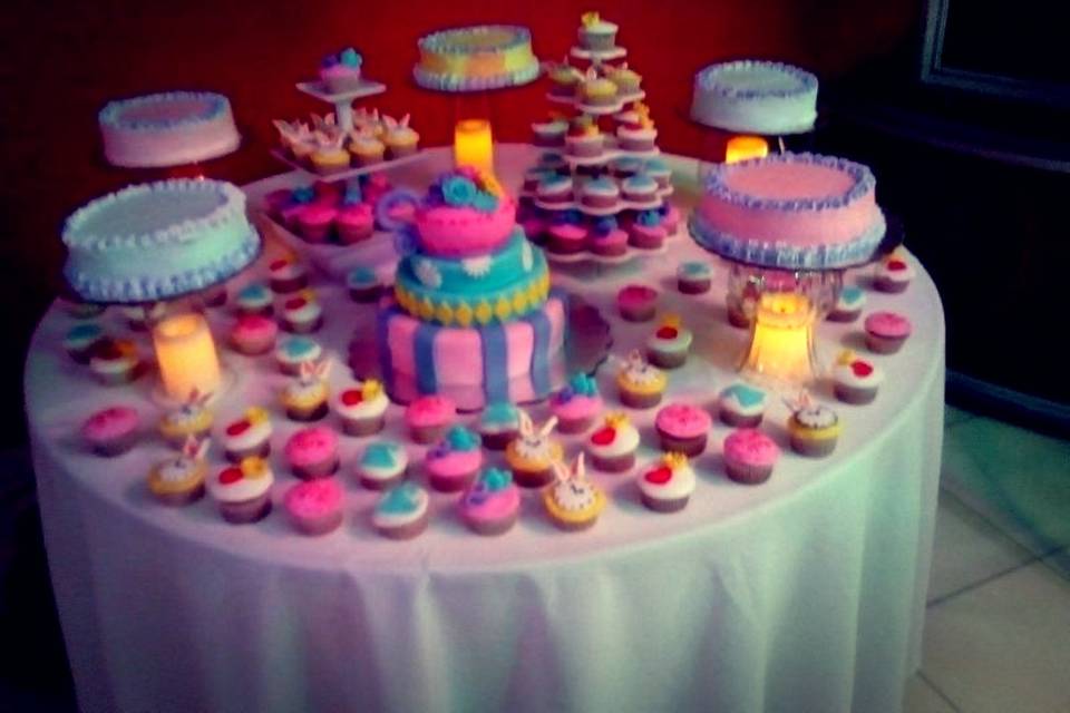 Alice cupcakes