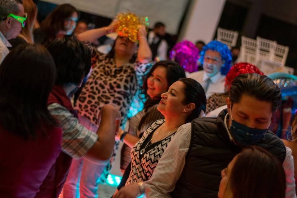 Invitados bailando