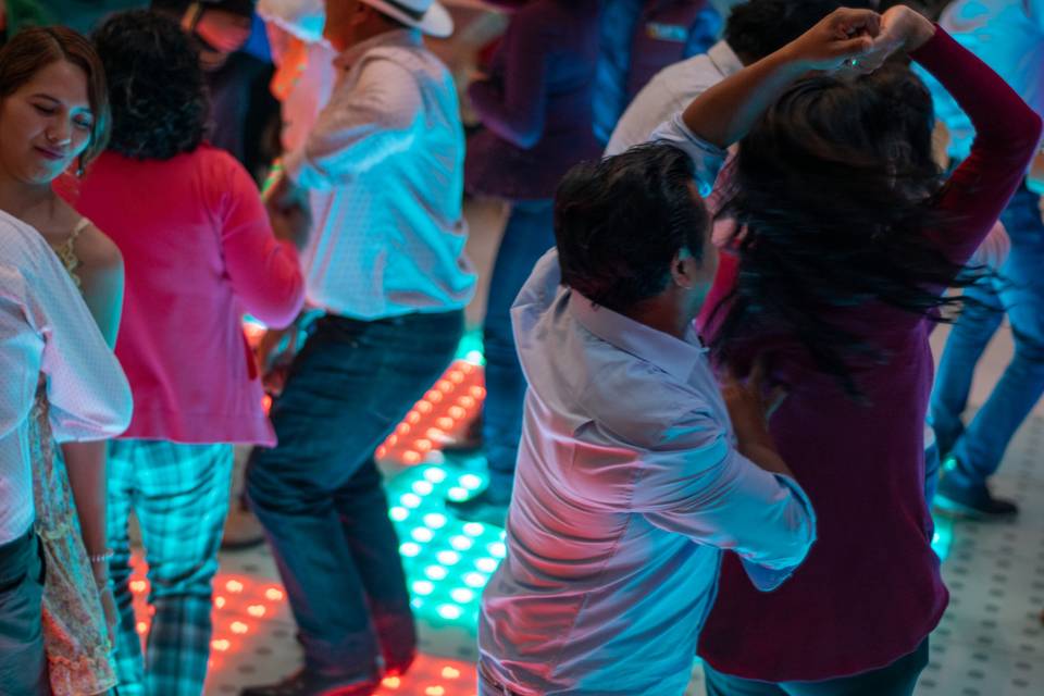 Pareja bailando en la pista