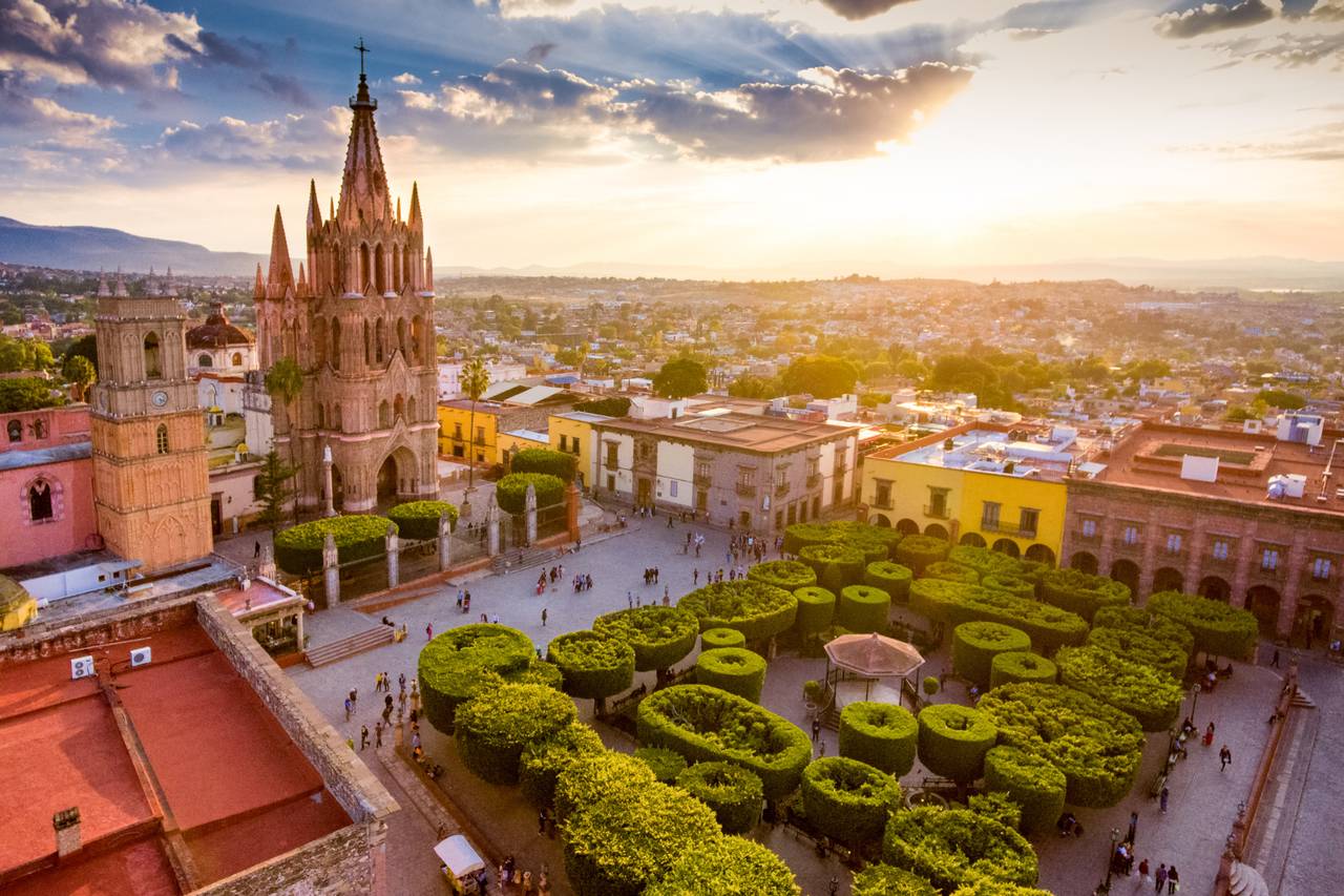 Albor San Miguel de Allende Tapestry Collection by Hilton - Consulta 