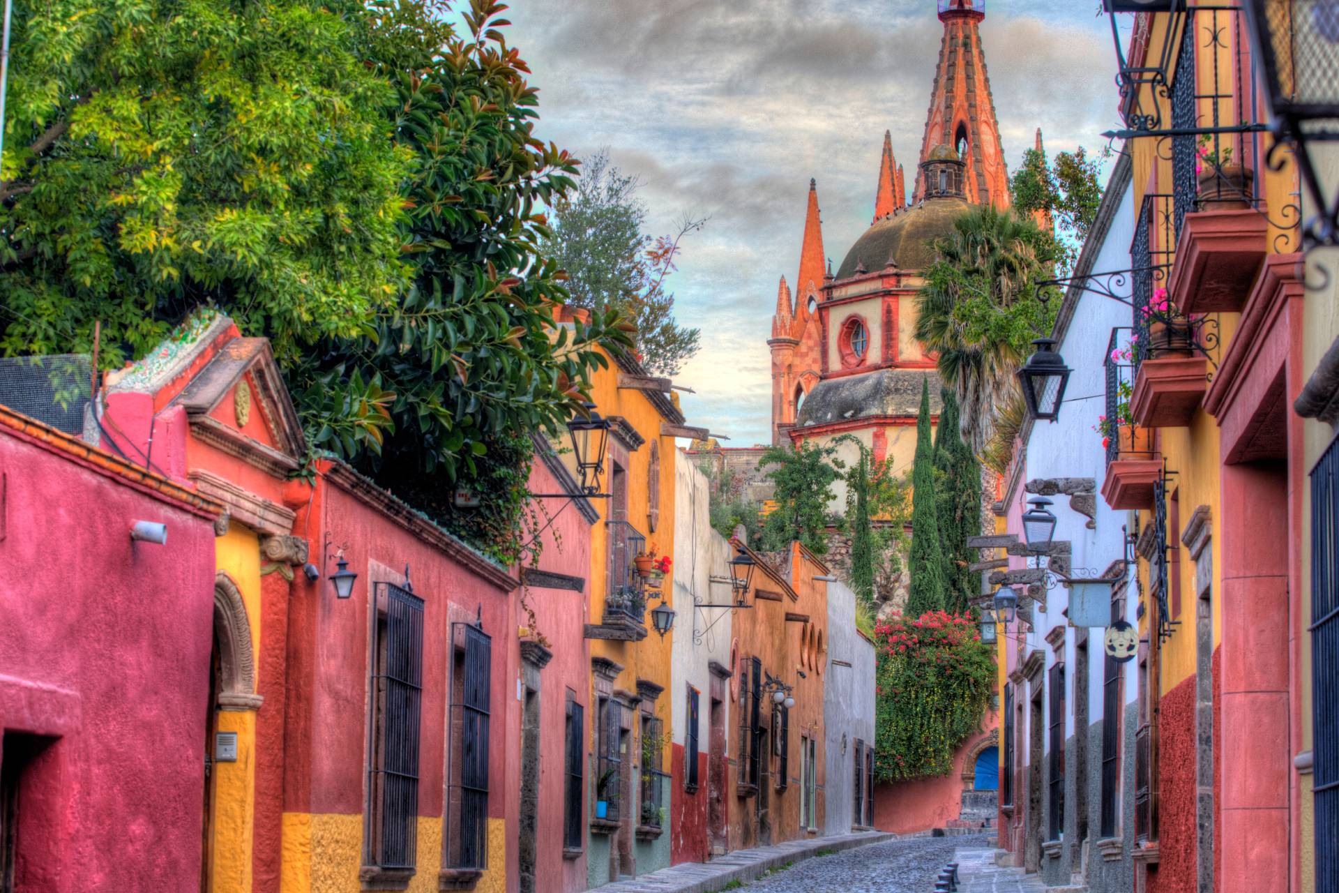 Albor San Miguel de Allende Tapestry Collection by Hilton - Consulta 