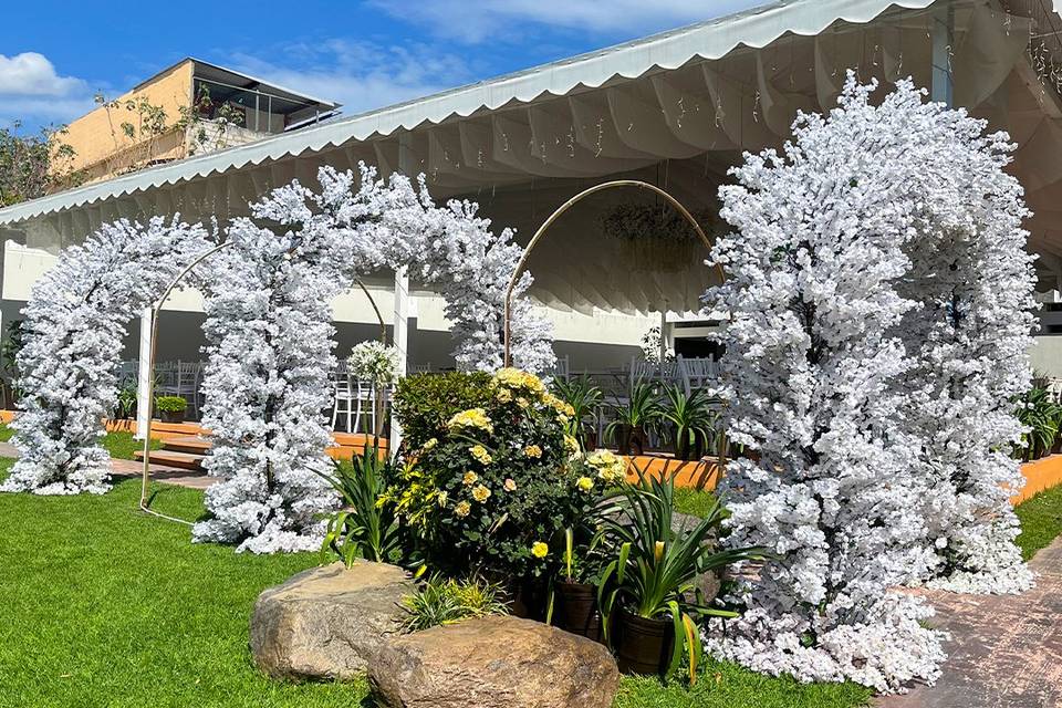 Entrada arco de flores