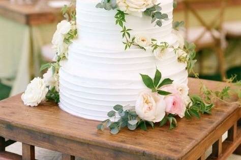 Pastel de boda con flores