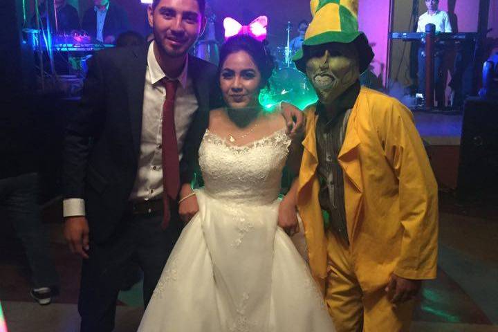 ¡Que vivan los novios!