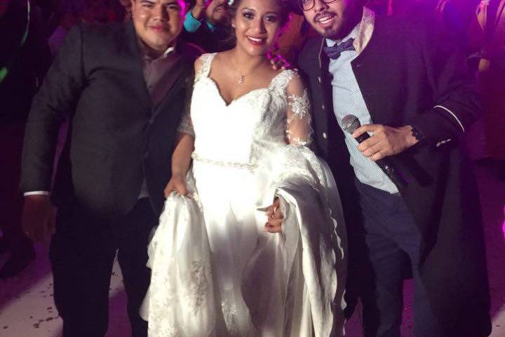 ¡Arriba los novios!