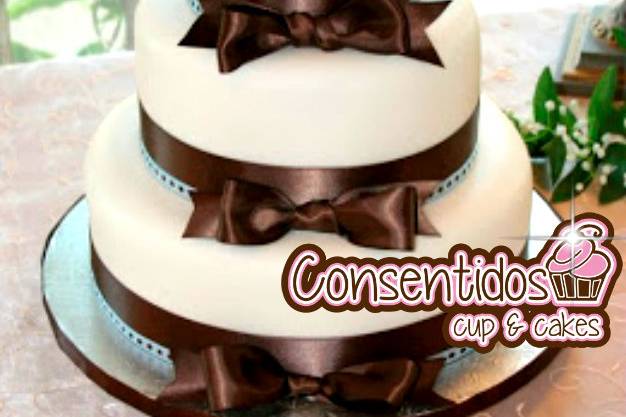 Pastel con detalles en cafe