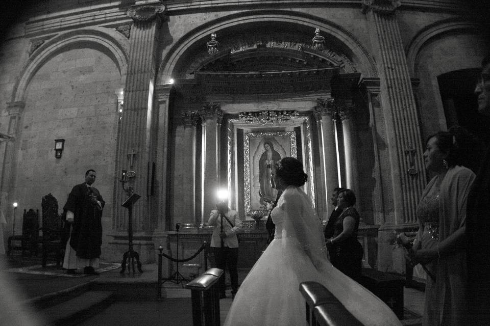 Novia entrando a iglesia