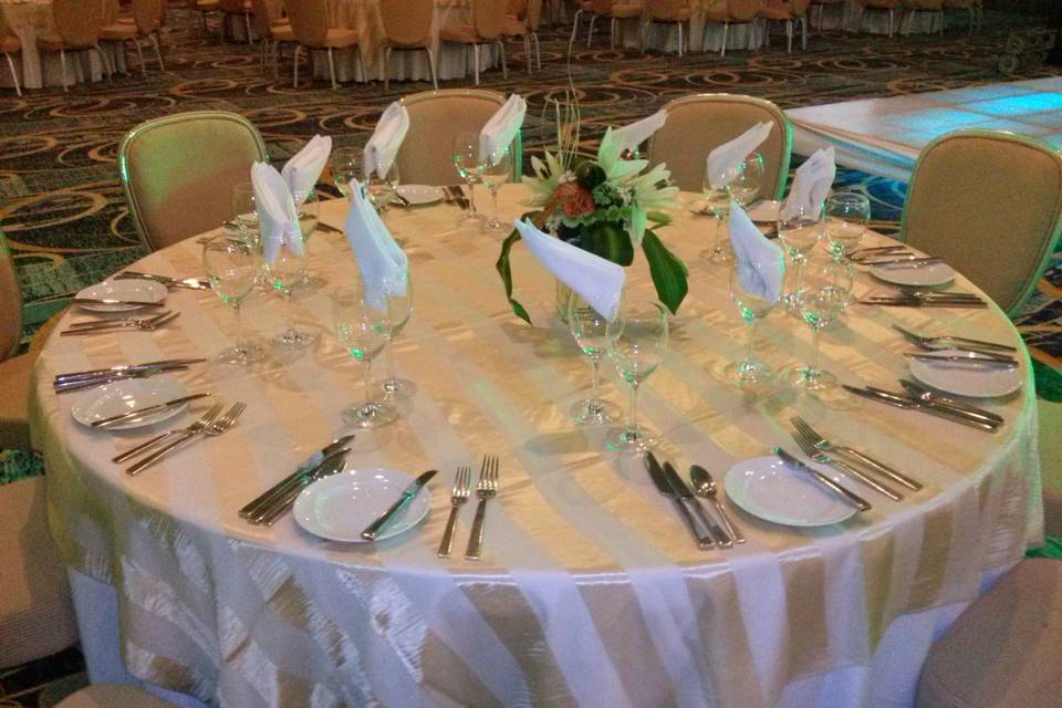 Mantelería y diseño en salón