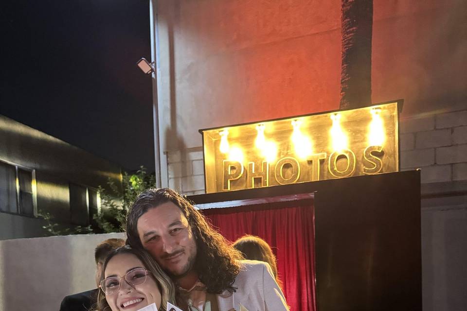 Pareja con sus fotos