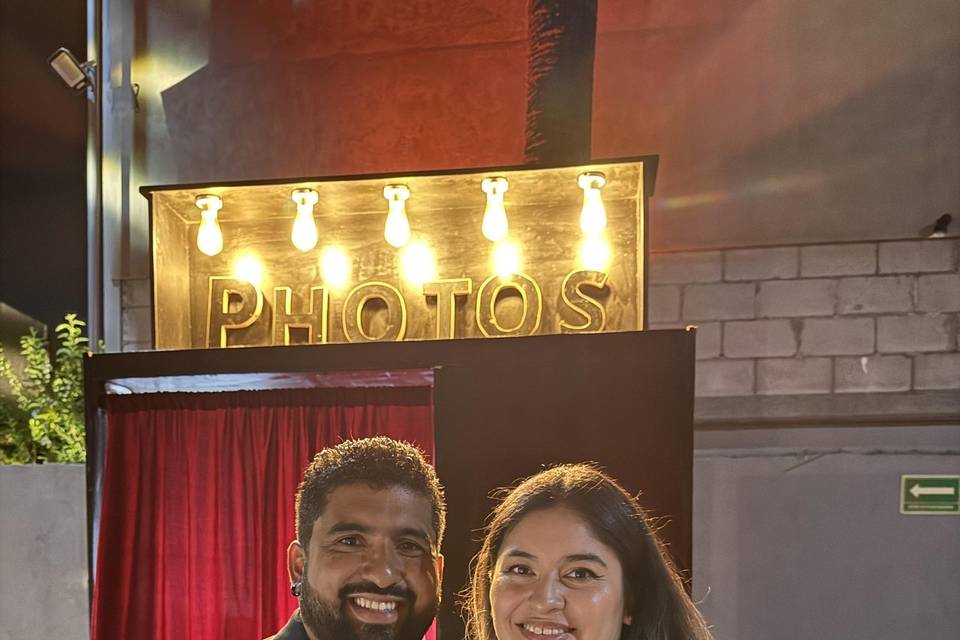 Pareja con sus fotos