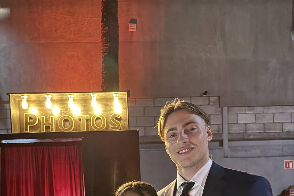 Pareja con sus fotos