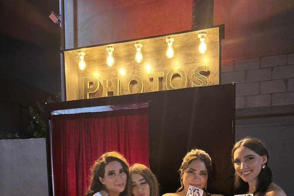 Hermanas con sus fotos