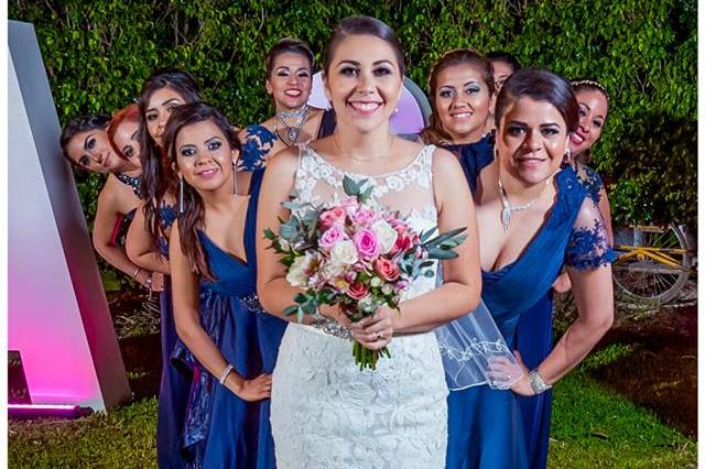 Novia y damas