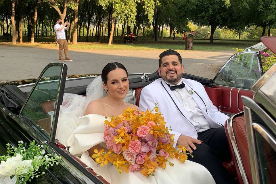 Novios en el coche