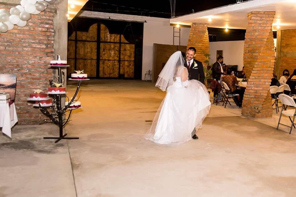 Los novios en la terraza