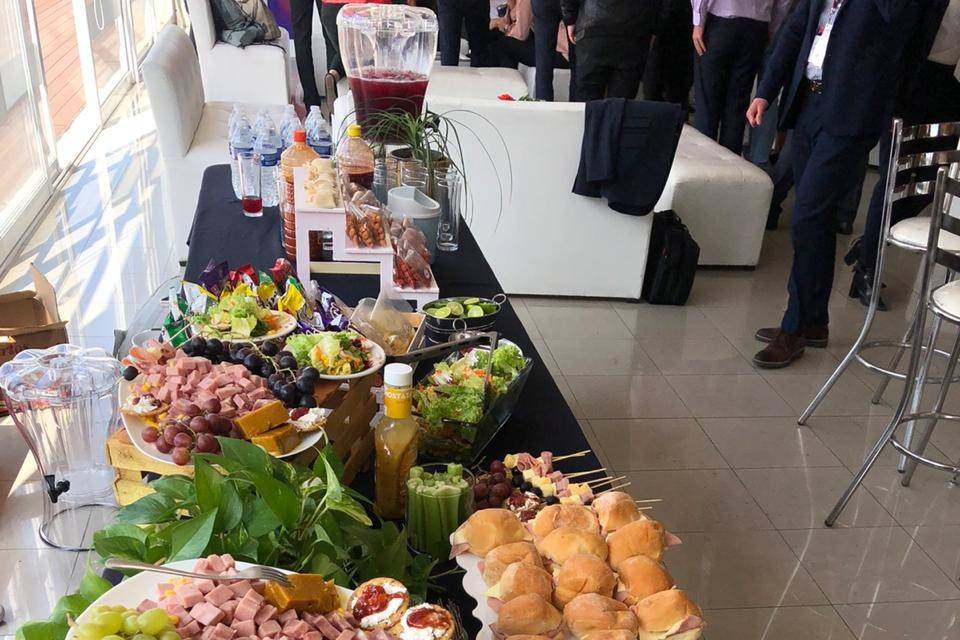 Mesa de ensaladas y sandwich