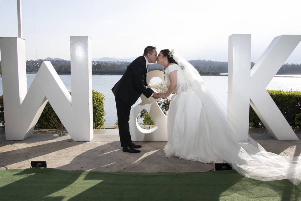 Los novios frente al lago